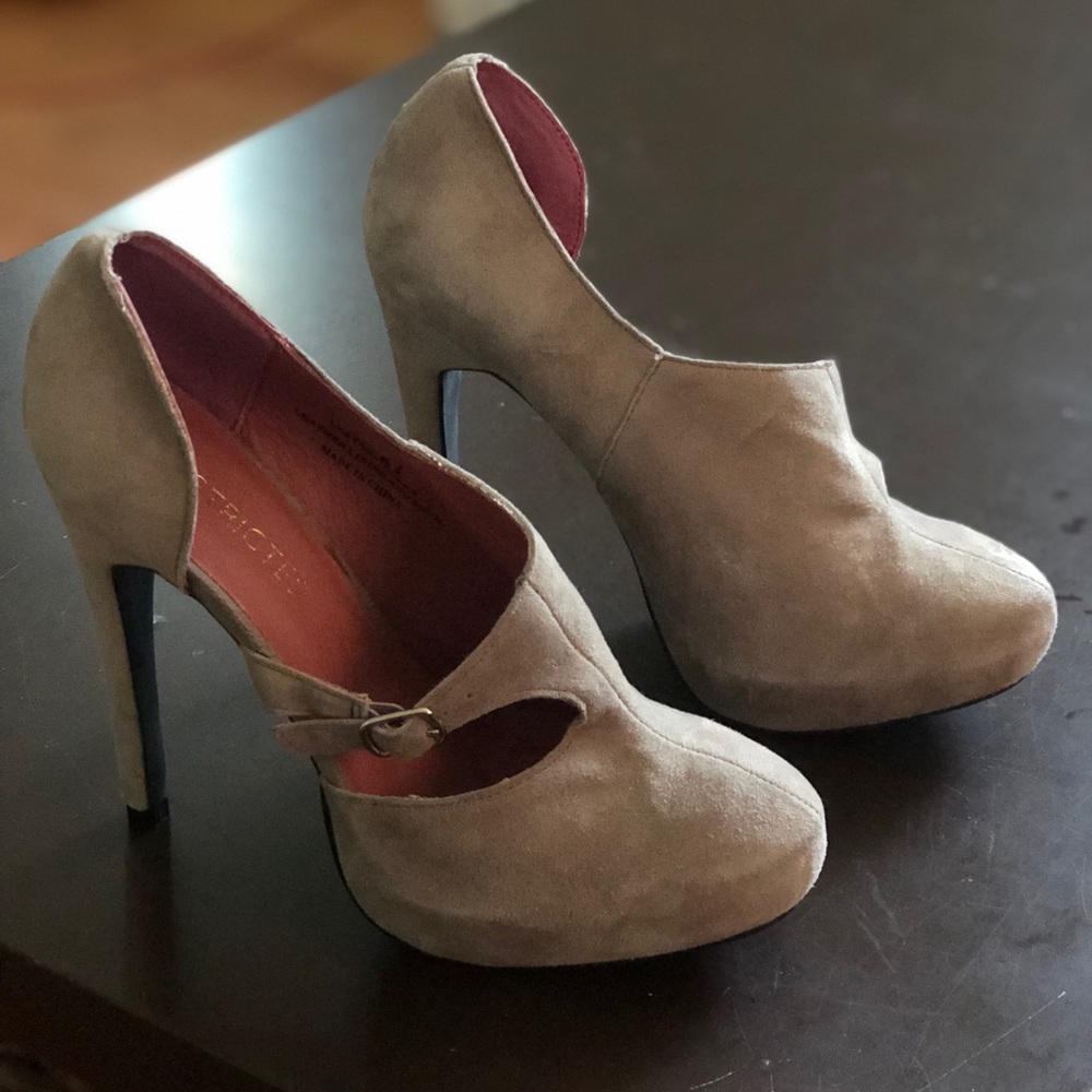 Super Cute Gray Pumps